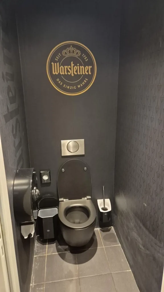 Fullcolor behang als toiletreclame voor Warsteiner
