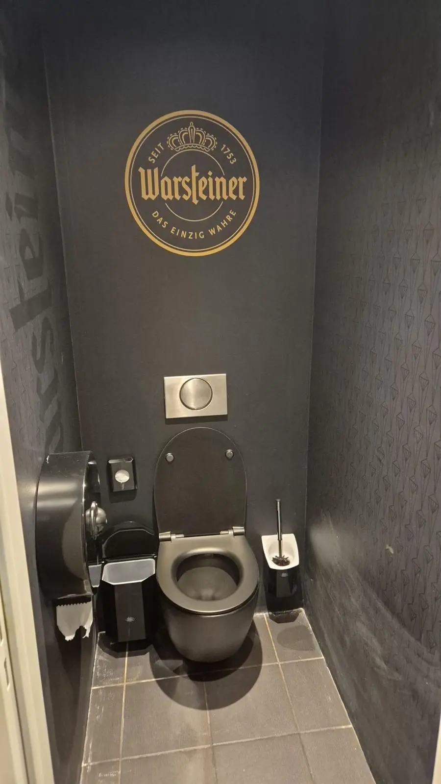 Fullcolor behang als toiletreclame voor Warsteiner